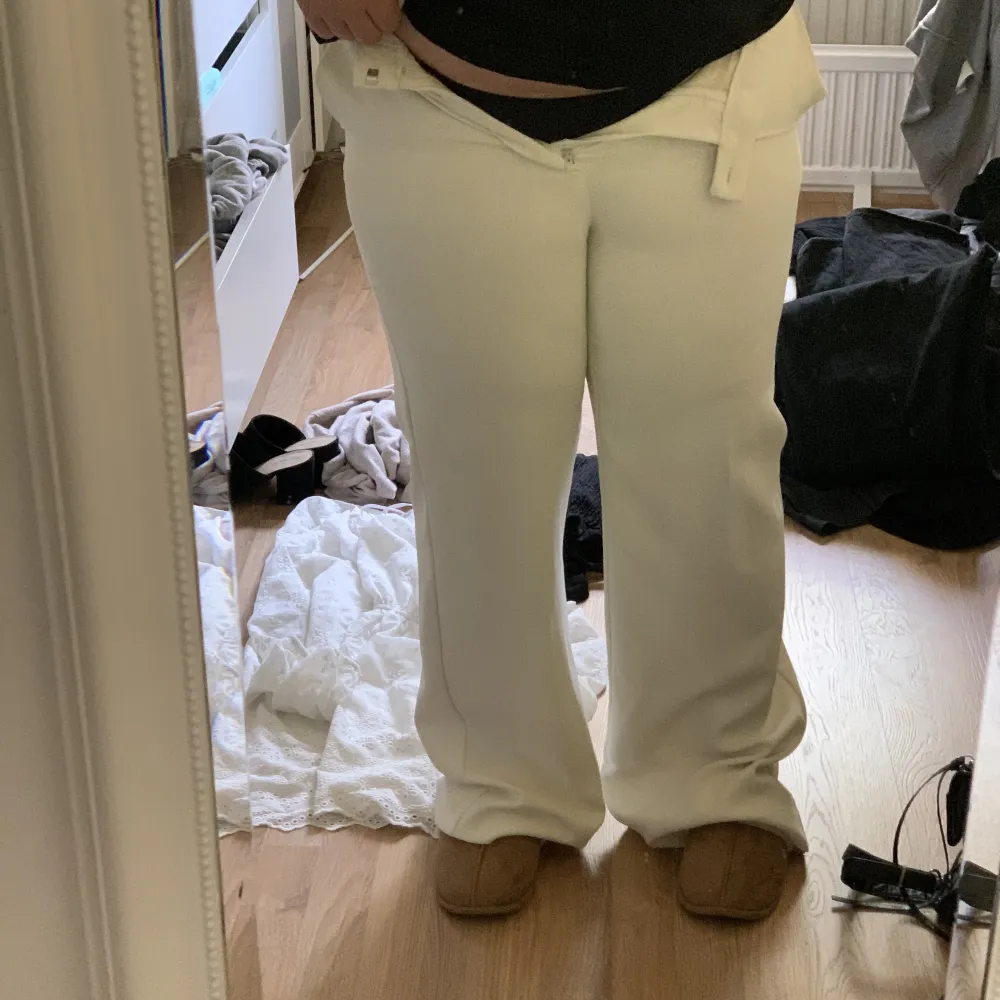 Lite smutsiga nertill (bild 2) annars i bra skick !❤️är 163cm lång. Jeans & Byxor.