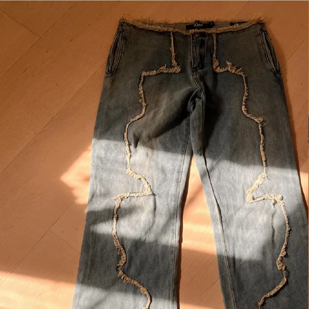 Skit snygga jeans från Jaded London.  Är försmå så aldrig haft de på mig. Helt nya med lapp.  Ny pris 1500 (inklusive frakt). Jeans & Byxor.