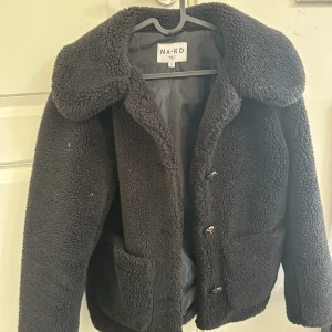 Jacka  - Säljer denna Teddy jacka från NAKD. Storleken är 32 men den är oversize så passar nog någon mellan xs-m