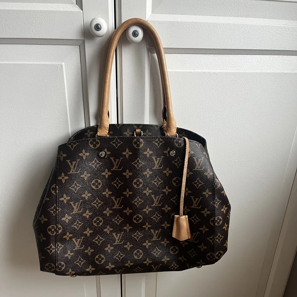 Säljer denna Louis vuitton väskan, är osäker ifall den är äkta men den är i bra skick💕pris går att diskutera. Väskor.