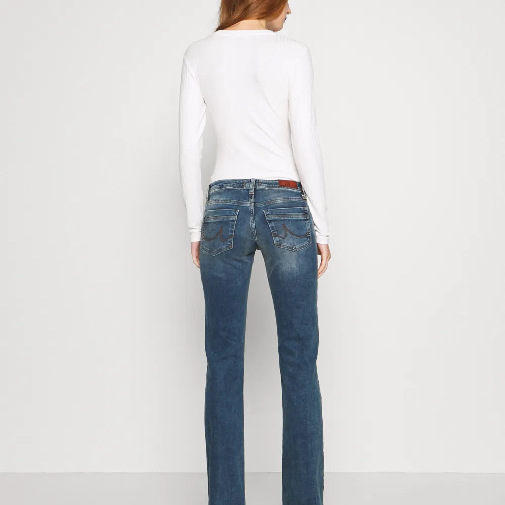 Säljer mina nya lTB jeans Köpta för en månad sen använt typ 3 gånger. Nypris är 829kr. Storleken är 28X34 jag är 172 lång.❤️. Jeans & Byxor.