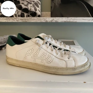 P448 sneakers - Säljer mina p448 John sneakers! | Skick 7/10 (inga hål eller nåt sånt men använda) | Smutset är en del av designen | Endast skorna medföljer | Nypris 2500-3500 vårat pris: 1199! | Fraktar via instabox och postnord! | Hör av er om ni undrar något🙏 |