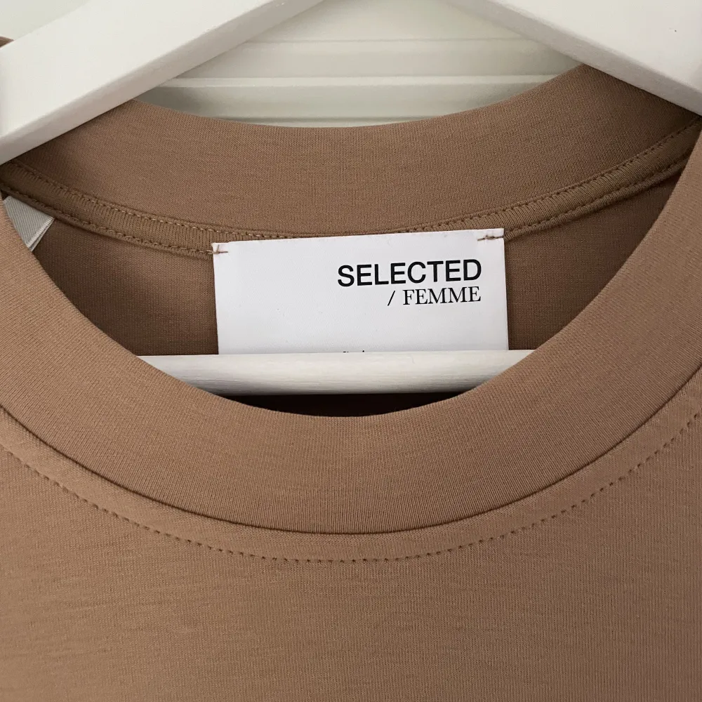 Säljer denna jättefina tröjan från Selected Femme. Tröjan är i storlek M. Nypris ligger runt 400-500 kr men säljer den för 300 kr, då den knappt är använd och skicket är jättebra. . Tröjor & Koftor.