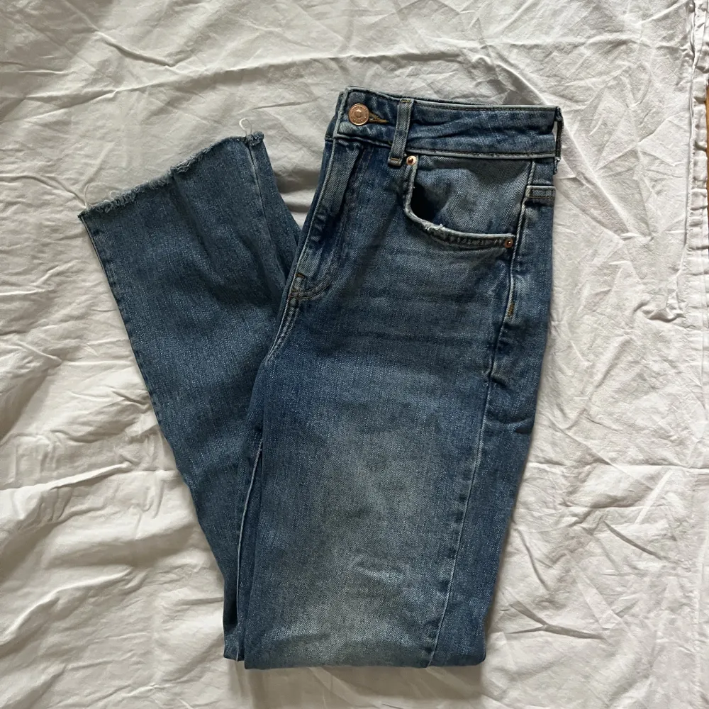 Fina jeans från gina tricot som är lite korta på mig som är 165cm, därav säljer jag dem. Köpta för några år sedan och sparsamt använda. Dem är i bra skick och har en snygg färg☺️. Jeans & Byxor.