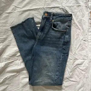 Fina jeans från gina tricot som är lite korta på mig som är 165cm, därav säljer jag dem. Köpta för några år sedan och sparsamt använda. Dem är i bra skick och har en snygg färg☺️