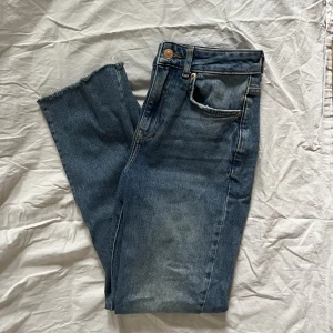 gina tricot midwaist flare  - Fina jeans från gina tricot som är lite korta på mig som är 165cm, därav säljer jag dem. Köpta för några år sedan och sparsamt använda. Dem är i bra skick och har en snygg färg☺️