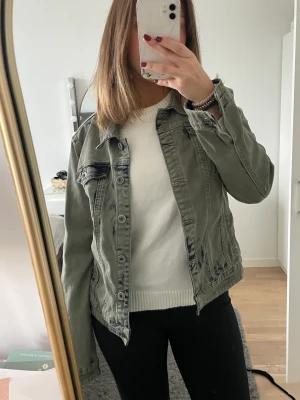 Jeans jacka  - Säljer denna jeans jacka i en fin grön färg! 💕