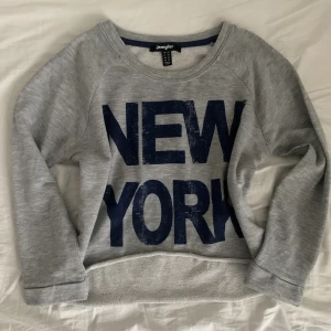 croppad tröja - Snygg croppad tröja från Jennyfer! Bra skick, endast använd ett fåtal gånger. Ärmarna är lite kortare (se bild). Pris kan diskuteras. ❤️🗽