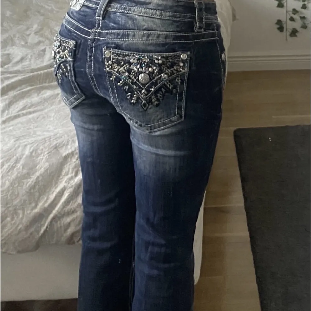 Jag säljer dessa lowwaist miss me jeansen med bootcut.Säljer dessa för att dom inte kommer till användning och är även förstöra jag köpte dom på plick så det är hennes bilder.Finns en liten defekt längst ner, storlek 28 midjemått 39cm innebenslängd 85 cm❤️. Jeans & Byxor.