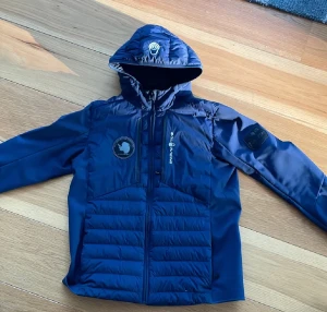 Sail racing hybrid jacka - Säljer nu min sail racing jacka. Den är i fint skick. Nypris ca 3500. Priset kan diskuteras, kan bytas mot en annan jacka. 