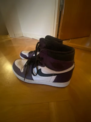 air jordan high court purple - Säljer mina air jordan high court purple storlek 43, använda ett par gånger. Kan lösa fler bilder om det behövs!