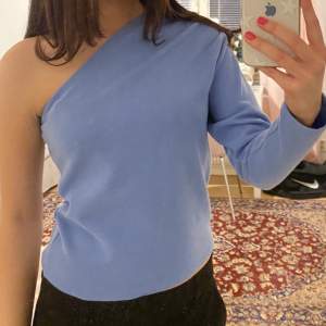 Säljer denna blåa, fina oneshoulder tröjan från Gina Tricot i storlek S🩵⚡️Helt ny
