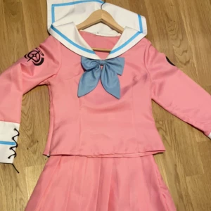 Miu iruma cosplay - Säljer min miu iruma cosplay. Köpt 2021 och använd ett par gånger men i bra skick. Peruken går att köpa separat :) 