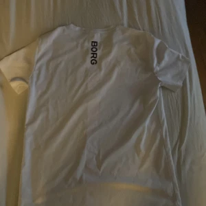 Tränings T-shirt  - Använt den en gång säljer pågrund av att den va lite stor på mig