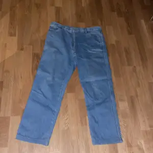 New workers jeans. Storlek w 36 L 36 är bra skick inte några fläckar köpt på humana i Stockholm! 