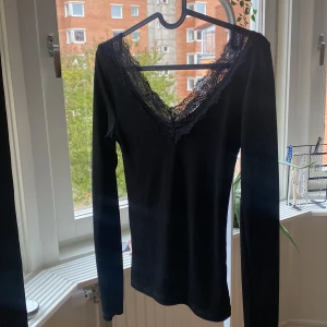 Spets topp - En jötte fin lång ärmad tröja med spets vid urringningen. Är jätte fint skick och använd få gånger. Köparen står för frakt 