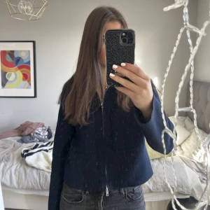 Blå kofta - Säljer min superfina stickade kofta, blå med två fickor och en dragkedja, superfin nu till hösten!!!