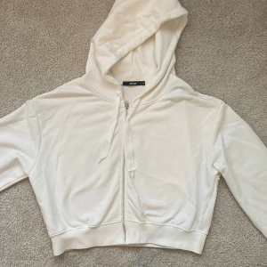 Hoodie - Säljer min vita hoodie från Bik Bok, använt den 1 gång 💗 Nypris 299 🤩