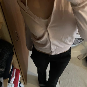 Rosa kofta - Säljer denna jättesöta rosa kofta💕är helt oanvänd och i nyskick då den inte kommit till användning, super mjukt och skönt material!! Koftan är i stl xs men passar s/m skulle jag säga😙