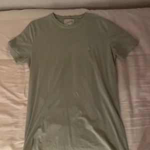 T-shirt - Grön T-shirt från Les Deux Aldrig använd