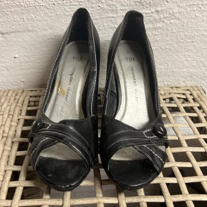 OBS! Billiga pga slitna  - Söta klackskor som tyvärr blivit väldigt slitna ytligt, säljes därför superbilligt pga detta! Ingen påverkan på hur dom sitter eller håller utan bara ytliga skador 🥰