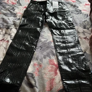 Zara byxor i skinnmaterial (ej äkta)  - Zara byxor i skinnmaterial (ej äkta). Aldrig använts och prislappen är kvar. Nypris: 399 kr