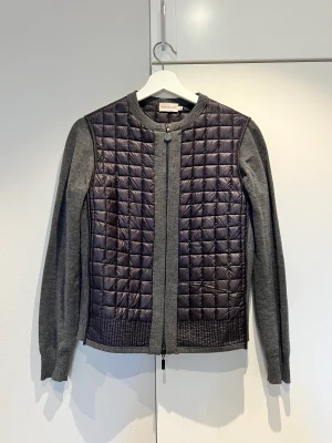 ÄKTA Moncler cardigan  - Äkta Moncler Cardigan i mycket bra skick.   Storlek: Medium, passar även Small  Nypris ca 10,000kr  Kan postas eller mötas upp i Stockholms innerstad. 