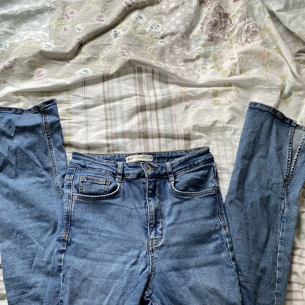 Säljer dessa bootcut jeans från Gina tricot då de tyvärr inte används längre 💞 Storleken är M men passar även de som har S. . Jeans & Byxor.