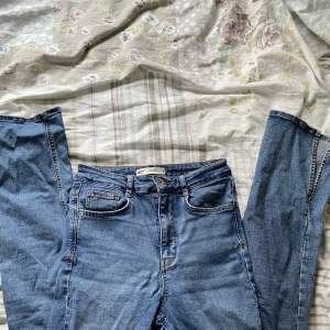 Säljer dessa bootcut jeans från Gina tricot då de tyvärr inte används längre 💞 Storleken är M men passar även de som har S. 