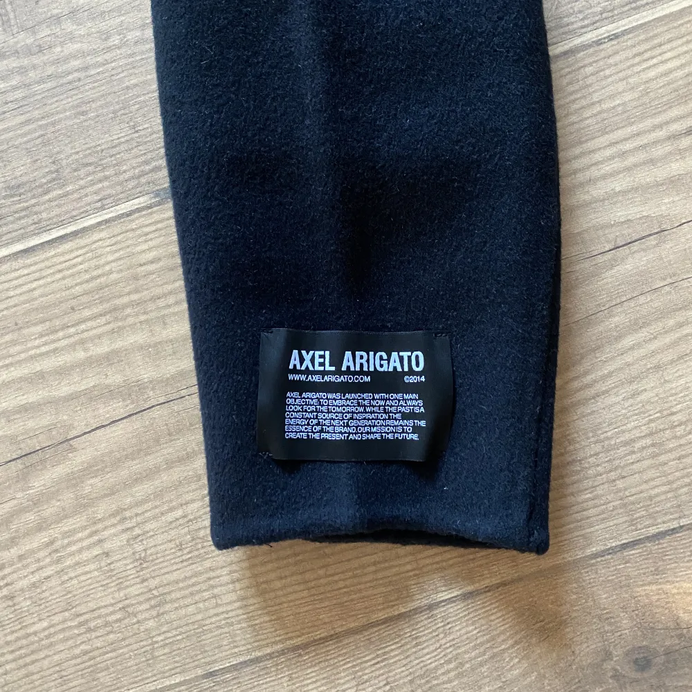 Helt ny ”Axel arigato wool coat” lappen är kvar! Storlek L men passar M-L beroende på hur du vill att den sitter. Pris kan diskuteras, hör av er vid frågor osv. Fraktar & möts upp i Stockholm! ❤️. Jackor.