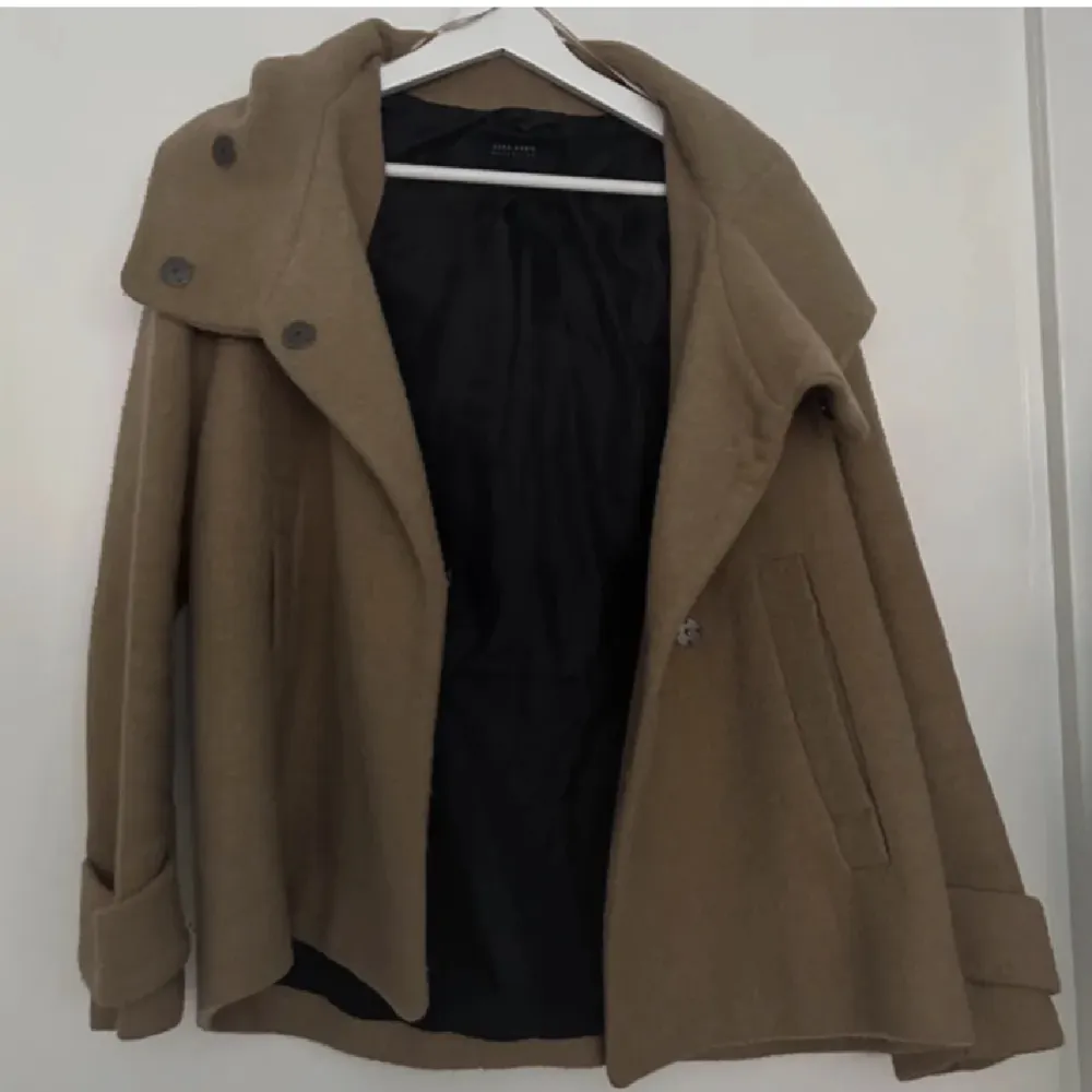 Jättefin kappa från zara i brun färg, perfekt till hösten nu🍁🤎🍂Passar både Xs o S. Jackor.