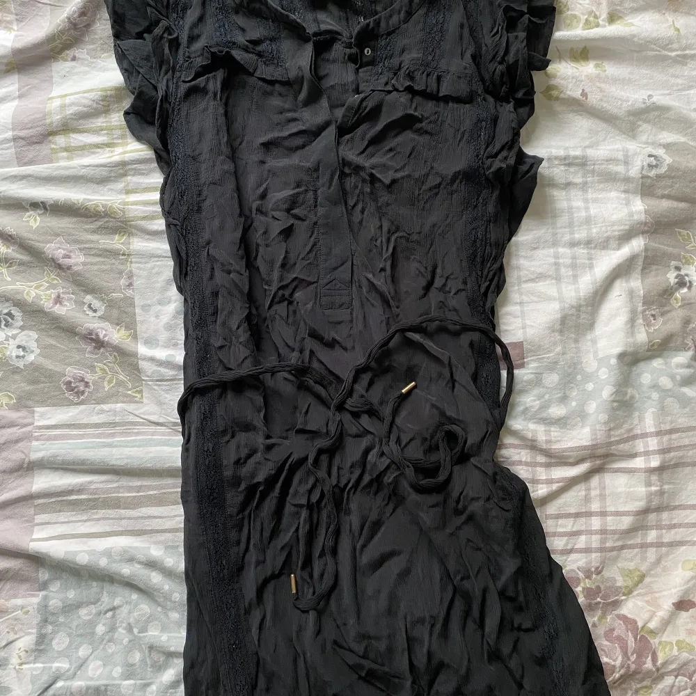 En svart klänning med volanger från märket NoaNoa💖 använd en gång. Storlek 34. Klänningar.