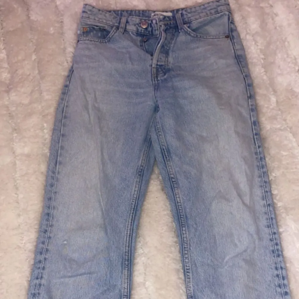 Säljer dessa jätte fina jeans från zara som jag växt ur. Bilderna blev inte så bra så skriv gärna för bättre. Kvaliten är väldigt bra och jag är öppen för prisförslag. Jeans & Byxor.