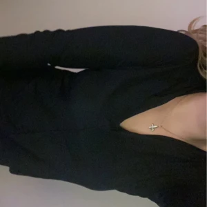 Enkel tröja - Enkel tröja som funkar till alla möjliga outfits. Säljer eftersom den tyvärr är för stor för mig. 