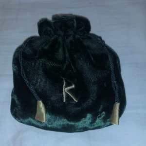 Runor - Jätte fina runor gjorda i kristall. Har aldrig riktigt använt dom för jag vet inte hur och hag föredrar att spå på andra sätt. 