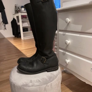 Stövlar Primeboots Engineer High 14 - Svarta stövlar från Primeboots storlek 39. Sparsamt använda och välvårdade 