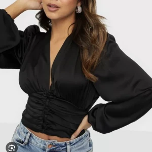 Blus från Ginatricot - En svart urringad blus från ginatricot, helt oanvänd lapp kvar! Nypris 499kr!! Storlek 38 