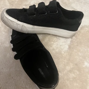 Sneakers  - Säljer mina sneakers från Even & Odd som är köpta på zalando. De är väl använda men fortfarande i bra skick. 