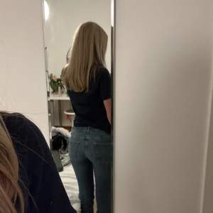 Säljer as snygga lowwaist bootcut Jeans från ZARA. Bra skick och storlek 32