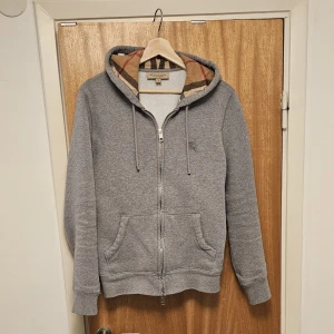 Burberry hoodie - Säljer en eftertraktad Burberry hoodie som inte säljs längre! Väldigt fint skick. Självklart äkta. Nypris 6000. Tyvärr har jag inget kvitto eller tags därav priset.