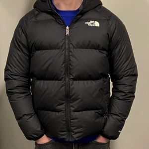 The North Face Winter Jacket - The North Face - Det är en varm vinterjacka som inte har några skador, skicket är 9/10 eftersom den är använd under förra vintern. Anledningen till varför jag säljer jackan är för att den är för liten för mig. 