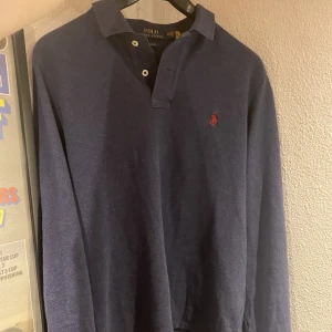 Ralph Lauren Piké - Stilren långärmad piké från Ralph Lauren. Sparsamt använd! Passar perfekt på mig som är 180 lång. Pris kan diskuteras vid snabb affär. MVH