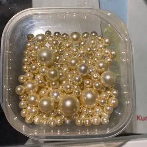 Super fina pärlor i olika former som man kan göra smycken eller pyssla med 