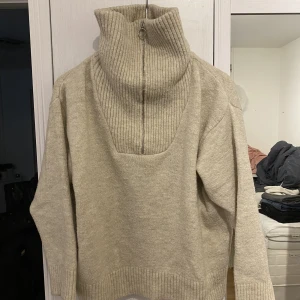 stickad tröja med zip💓 - så snygg beige tröja med zip från zara! aldrig använd så den är i nyskick!❤️