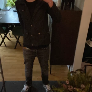 Field jacka - Säljer då min bondelid jacka den är storlek S. Nypris 1699. Hör av er vid funderingar. Skick 9,5. Passar väldigt bra till vintern/hösten 