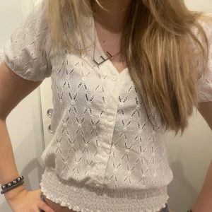 Blus - Jätte söt vit blus 