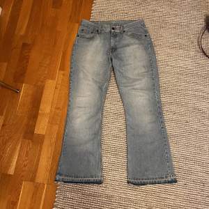Snygga ljusblåa jeans som tyvärr är för korta på mig❤️‍🔥(min kompis på bilderna) Midjemått:42cm, innerbenslängden:79cm Priset kan diskuteras vid snabb affär!!