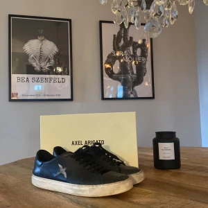 Arigato skor  - Riktigt snygga arigato skor, är använda men märks inprincip bara på sulan som är lite smutsig, box ingår 🙌🏼