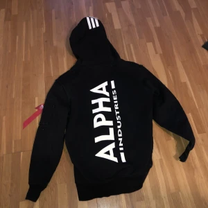 Alpha industries hoodie - Alpha industries hoodie i bra skick utan några synliga skador/fläckar:)