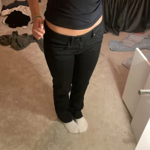 Lågmidjade jeans  - Säljer dessa fina lågmidjade jeansen från Sellpy 💓Inga defekter alls 💓 Jätte sköna och stretchiga💓Midjemått 38 innebenslängd 82 💖